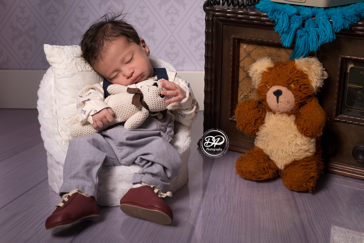 Ensaio vintage de Heitor em seu primeiro mês de vida, composto com diversos itens e antiguidades, fotos feitas no Estúdio Danilo Pinezi Fotografia em Bariri