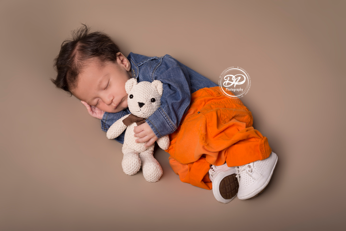 Ensaio vintage de Heitor em seu primeiro mês de vida, composto com diversos itens e antiguidades, fotos feitas no Estúdio Danilo Pinezi Fotografia em Bariri