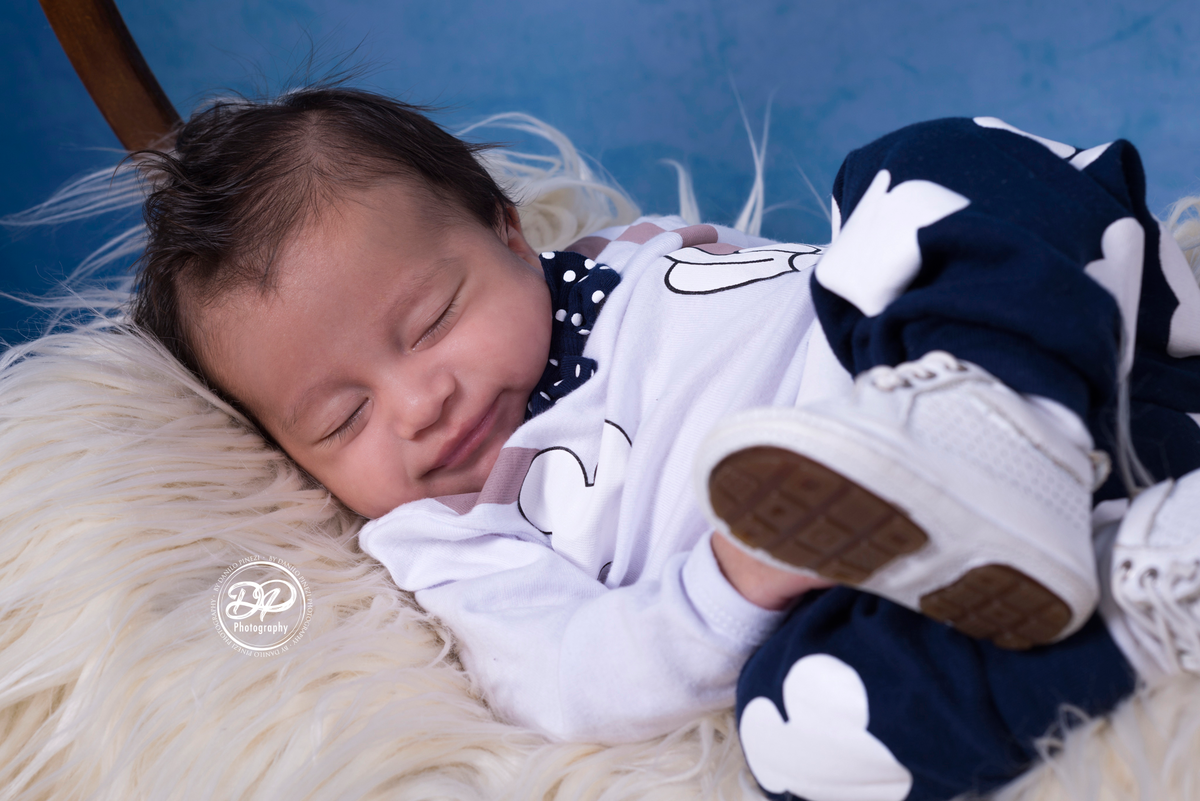 Ensaio fotográfico  com balanço circular flutuando nas nuvens, feito para Heitor em seu 2º mês de vida, no Estúdio Danilo Pinezi Fotografia em Bariri