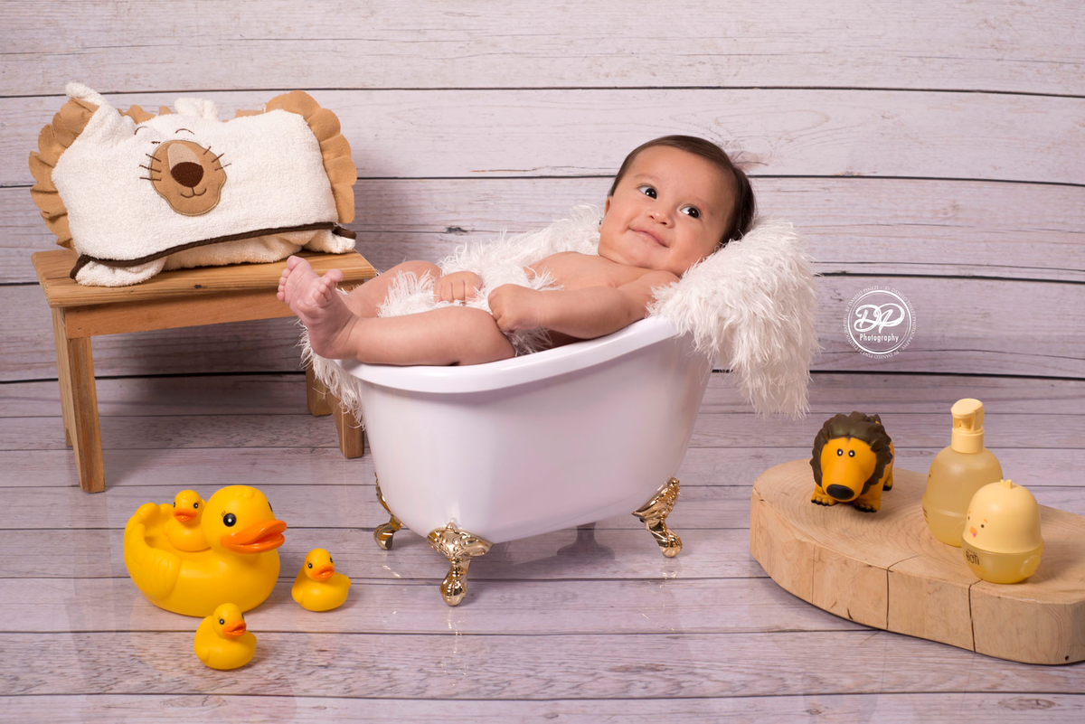 Heitor na sessão A HORA DO BANHO com seus patinhos, executada no estúdio fotográfico Danilo Pinezi fotografia em Bariri