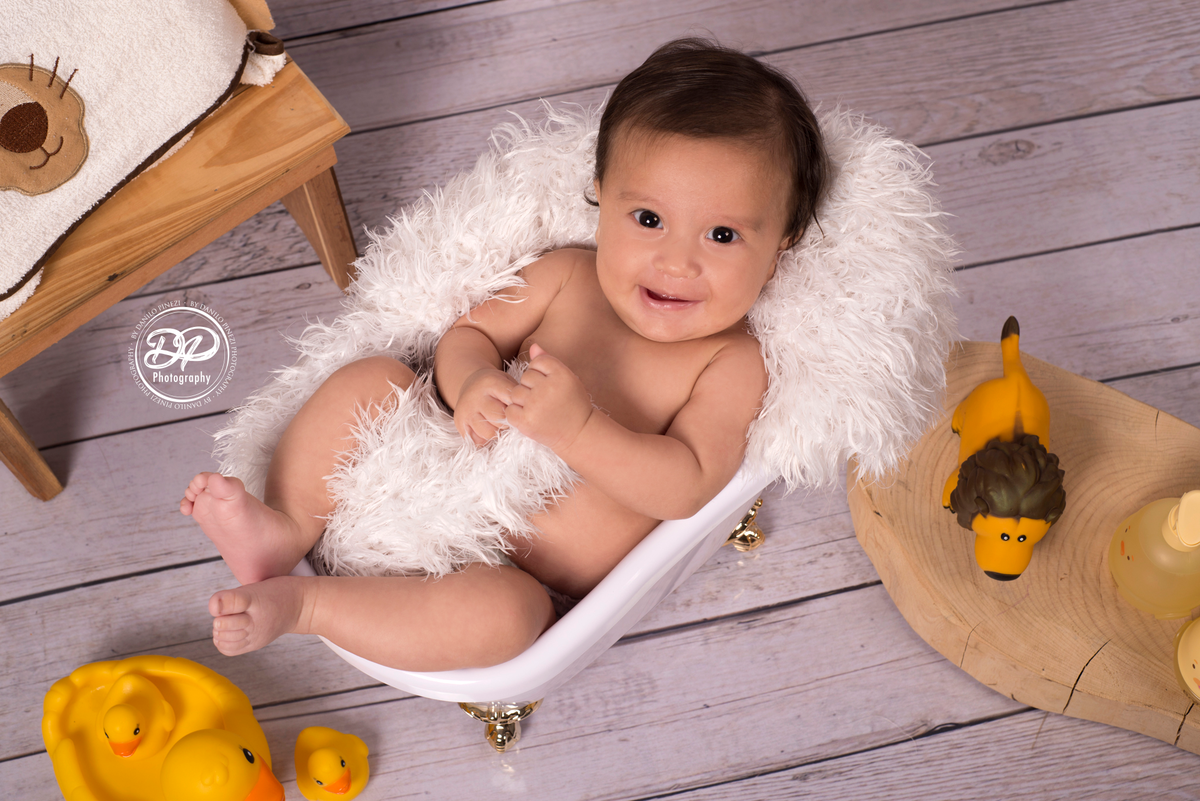 Heitor na sessão A HORA DO BANHO com seus patinhos, executada no estúdio fotográfico Danilo Pinezi fotografia em Bariri