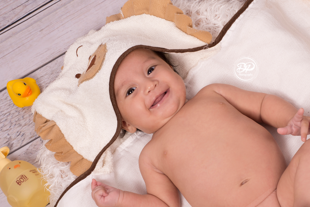 Heitor na sessão A HORA DO BANHO com seus patinhos, executada no estúdio fotográfico Danilo Pinezi fotografia em Bariri