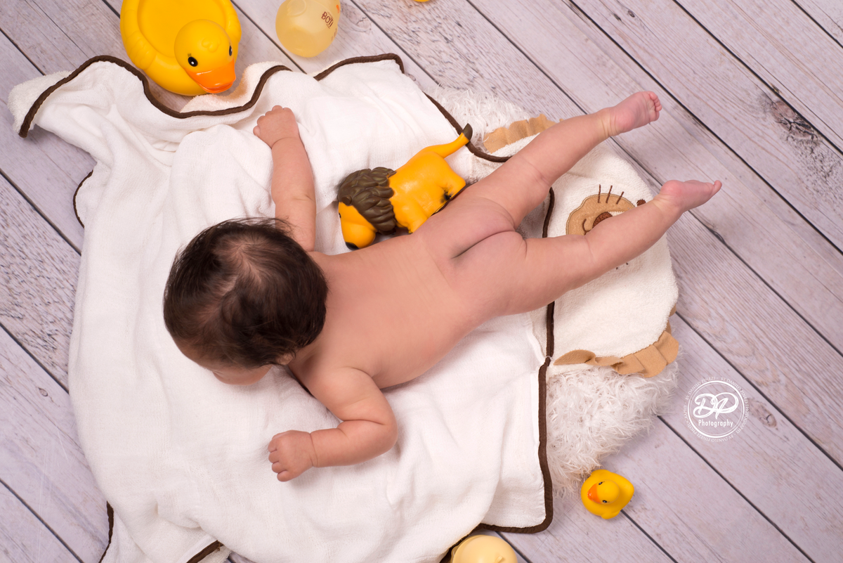 Heitor na sessão A HORA DO BANHO com seus patinhos, executada no estúdio fotográfico Danilo Pinezi fotografia em Bariri