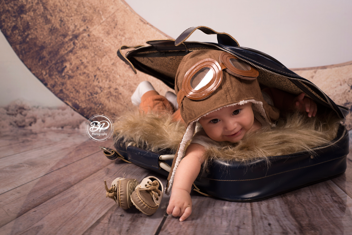 Sessão aviador menino, com 
 o bebê dentro de uma mala antiga executada no estúdio Danilo Pinezi Fotografia em Bariri
