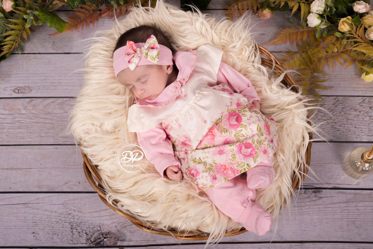 Bebê Isabela deitada dormindo tranquilamente em seu ensaio de 1º mês de vida