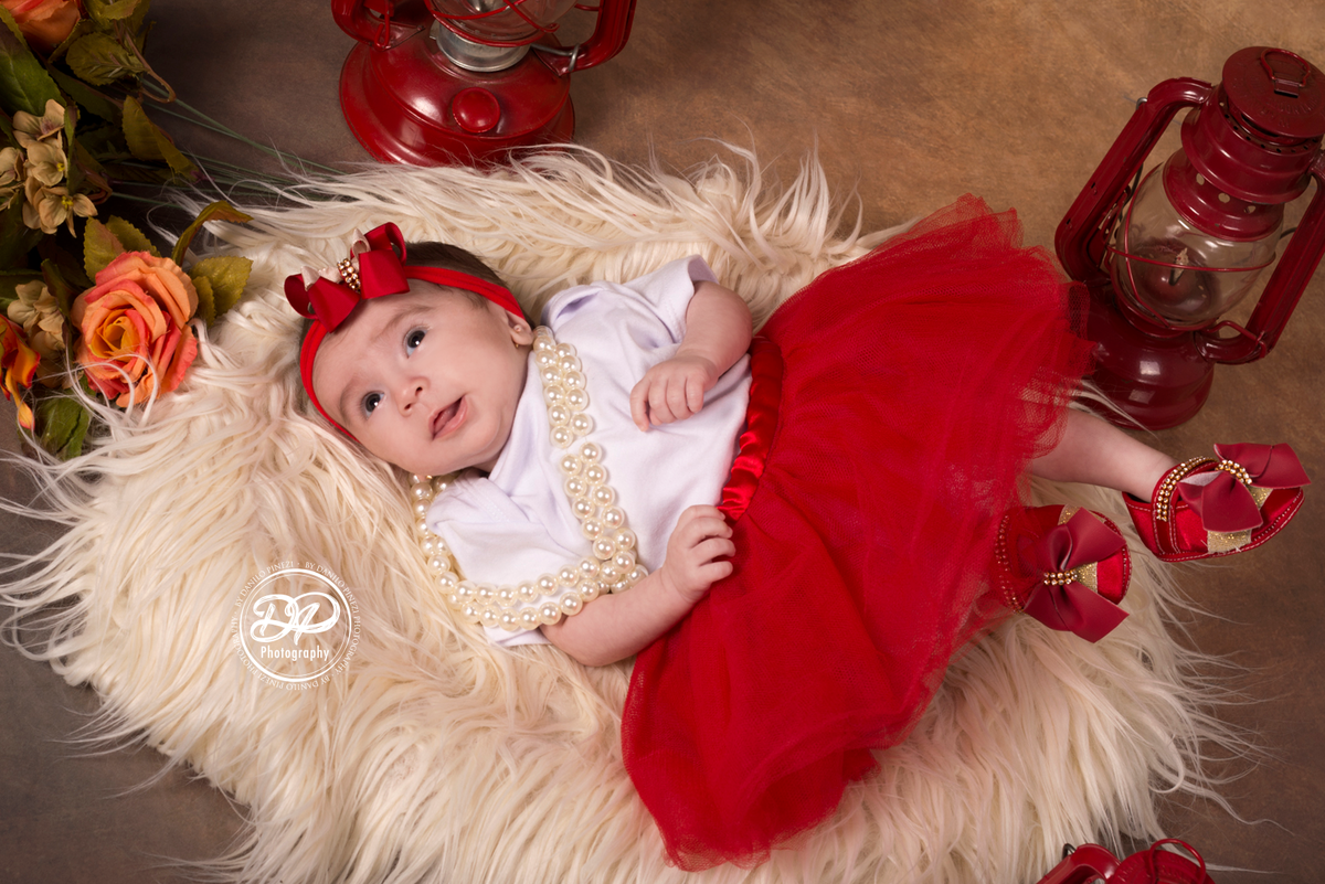 Ensaio balanço circular de 2 meses de Isabela, com flores e vestido vermelho no estúdio Danilo Pinezi Fotografia em Bariri