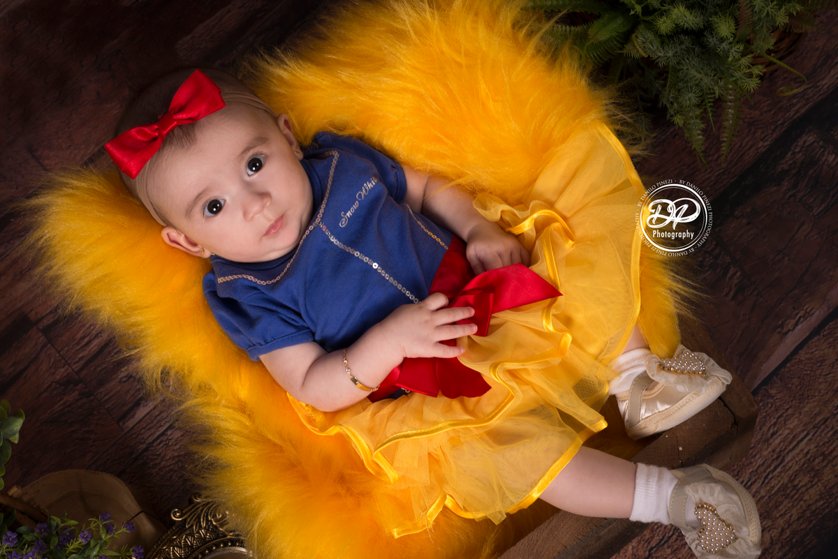 Ensaio balanço circular de 2 meses de Isabela, com flores e vestido vermelho no estúdio Danilo Pinezi Fotografia em Bariri