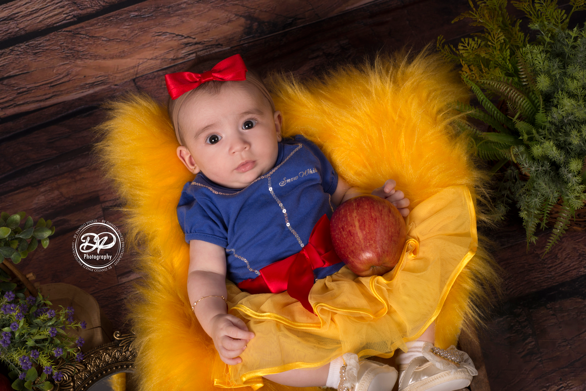Ensaio balanço circular de 2 meses de Isabela, com flores e vestido vermelho no estúdio Danilo Pinezi Fotografia em Bariri