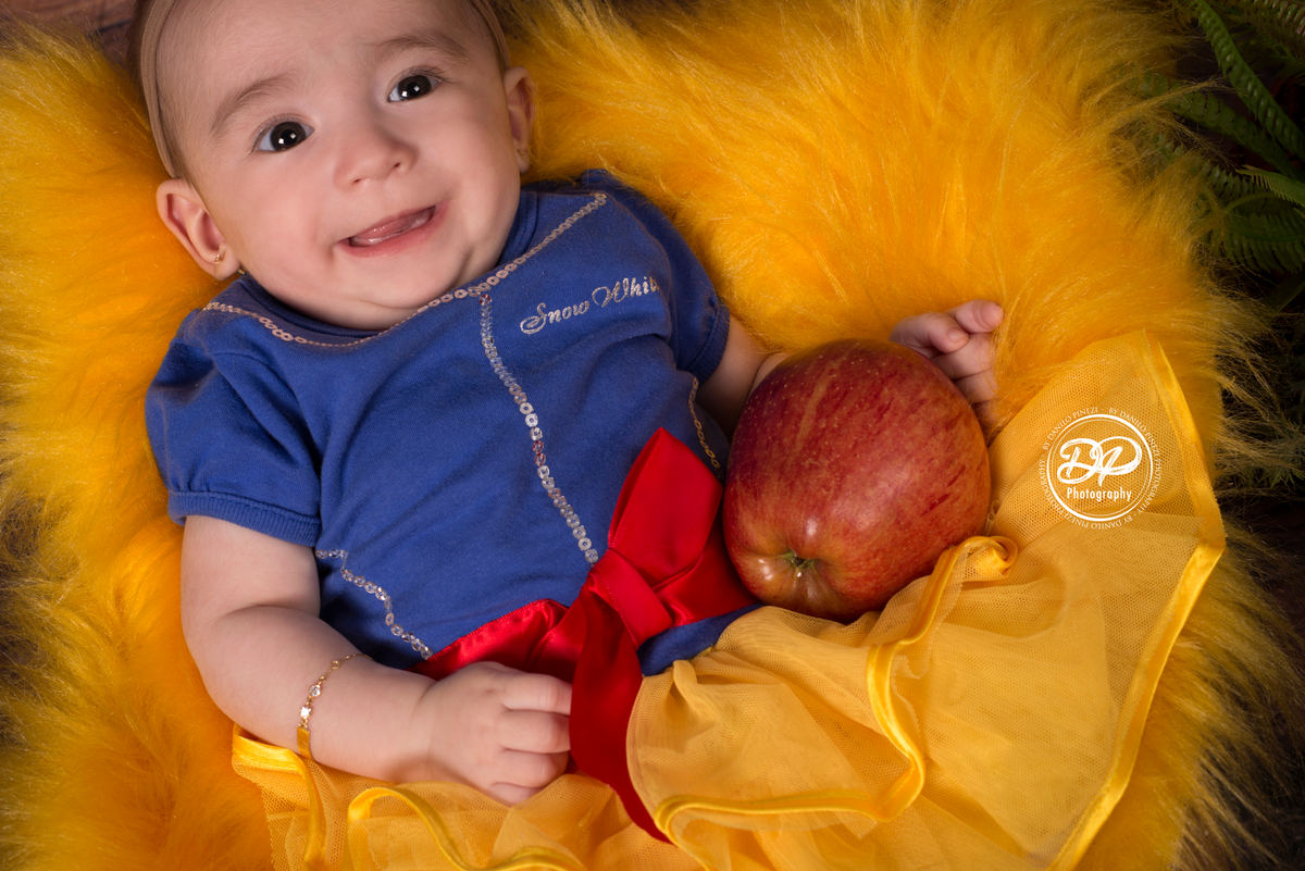 Ensaio balanço circular de 2 meses de Isabela, com flores e vestido vermelho no estúdio Danilo Pinezi Fotografia em Bariri