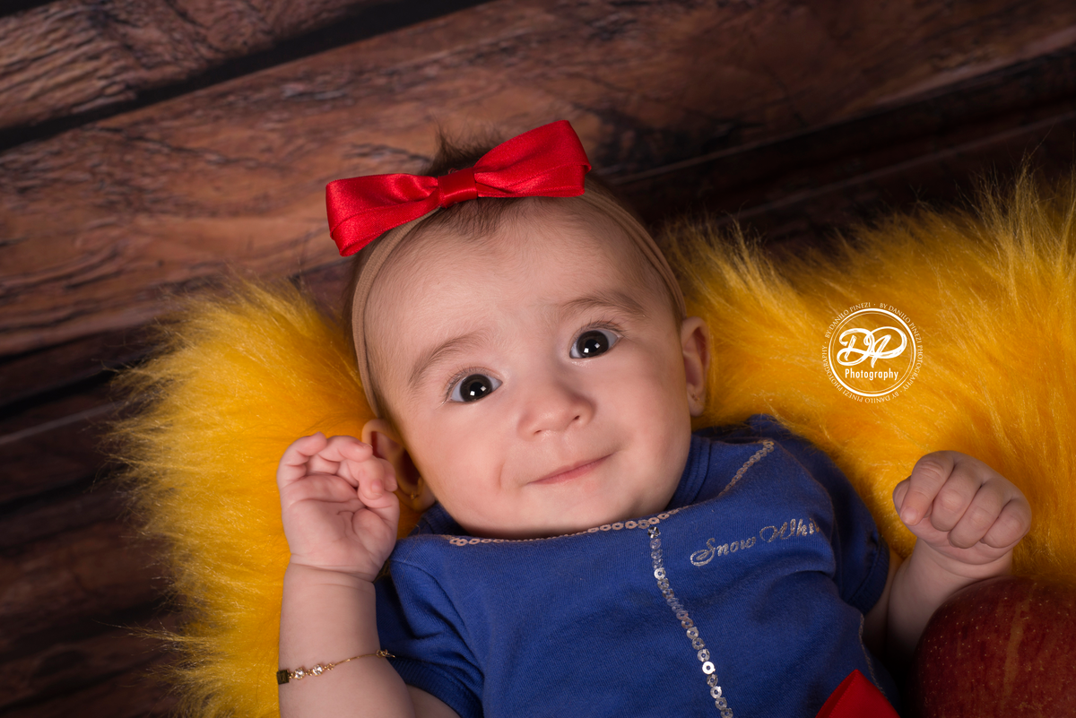 Ensaio balanço circular de 2 meses de Isabela, com flores e vestido vermelho no estúdio Danilo Pinezi Fotografia em Bariri