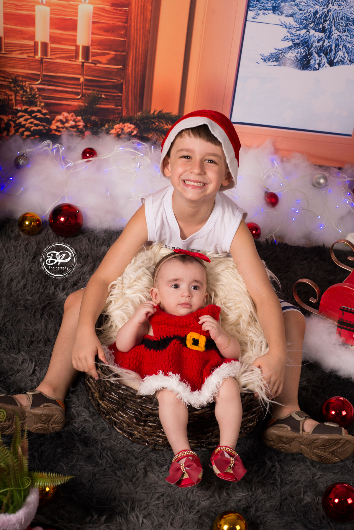 Ensaio Família de Natal, ensaio de irmãos de Natal feito no estúdio Danilo Pinezi Fotografia