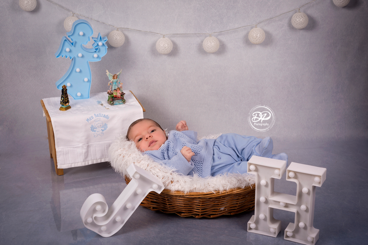 ensaio de batizado feito com as iniciais do nome, no estúdio Danilo Pinezi Fotografia em Bariri