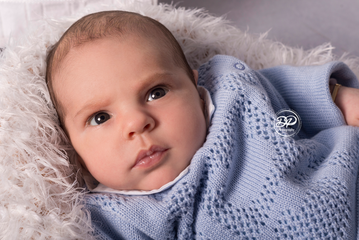 ensaio de batizado feito com as iniciais do nome, no estúdio Danilo Pinezi Fotografia em Bariri