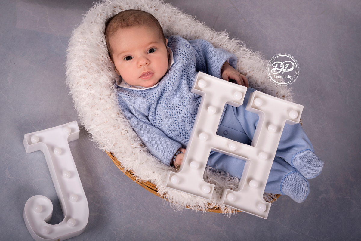 ensaio de batizado feito com as iniciais do nome, no estúdio Danilo Pinezi Fotografia em Bariri
