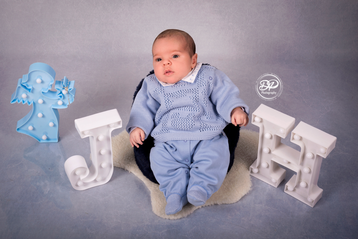 ensaio de batizado feito com as iniciais do nome, no estúdio Danilo Pinezi Fotografia em Bariri