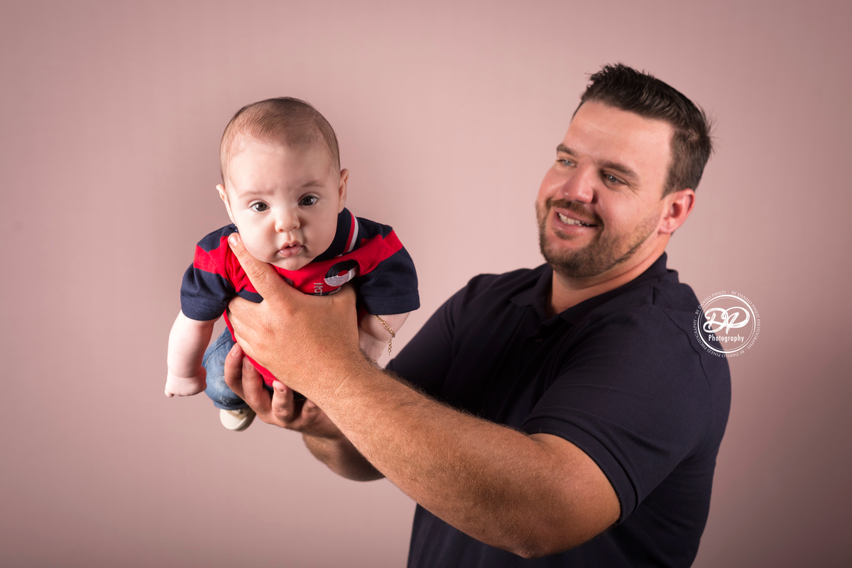 Ensaio pai e filho para o dia Dos Pais feito no Estúdio Fotográfico Danilo Pinezi Fotografia