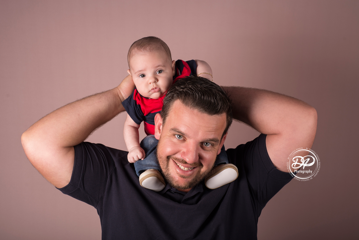 Ensaio pai e filho para o dia Dos Pais feito no Estúdio Fotográfico Danilo Pinezi Fotografia