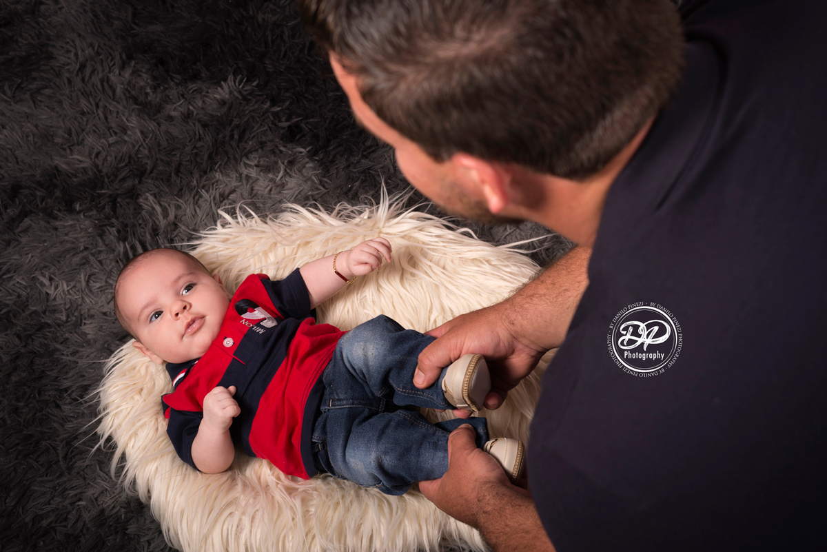 Ensaio pai e filho para o dia Dos Pais feito no Estúdio Fotográfico Danilo Pinezi Fotografia, com pai brincando com o filho
