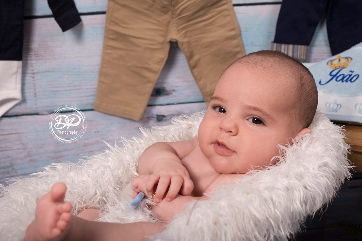 A hora do banho, sessão com tema de banho feito com bebê menino, com itens de banho, shampoo, brinquedos etc, feito no estúdio Danilo Pinezi Fotografia