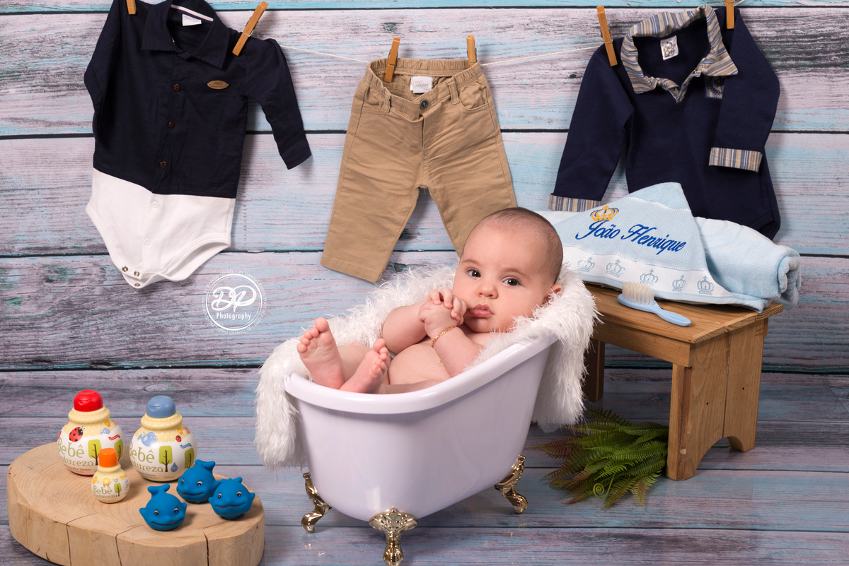 A hora do banho, sessão com tema de banho feito com bebê menino, com itens de banho, shampoo, brinquedos etc, feito no estúdio Danilo Pinezi Fotografia