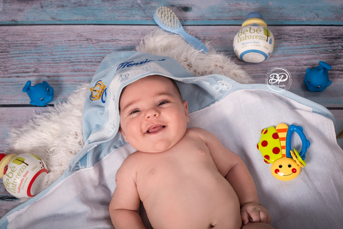 A hora do banho, sessão com tema de banho feito com bebê menino, com itens de banho, shampoo, brinquedos etc, feito no estúdio Danilo Pinezi Fotografia