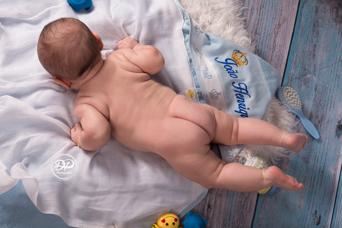 A hora do banho, sessão com tema de banho feito com bebê menino, com itens de banho, shampoo, brinquedos etc, feito no estúdio Danilo Pinezi Fotografia