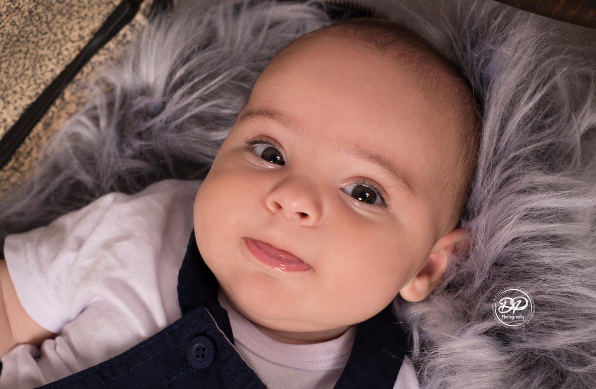 Sessão aviador de menino em estúdio, com avião jumbo, cachecol vermelho, touca de aviador e mala de viagem retrô, realizado no estúdio Danilo Pinezi Fotografia em Bariri