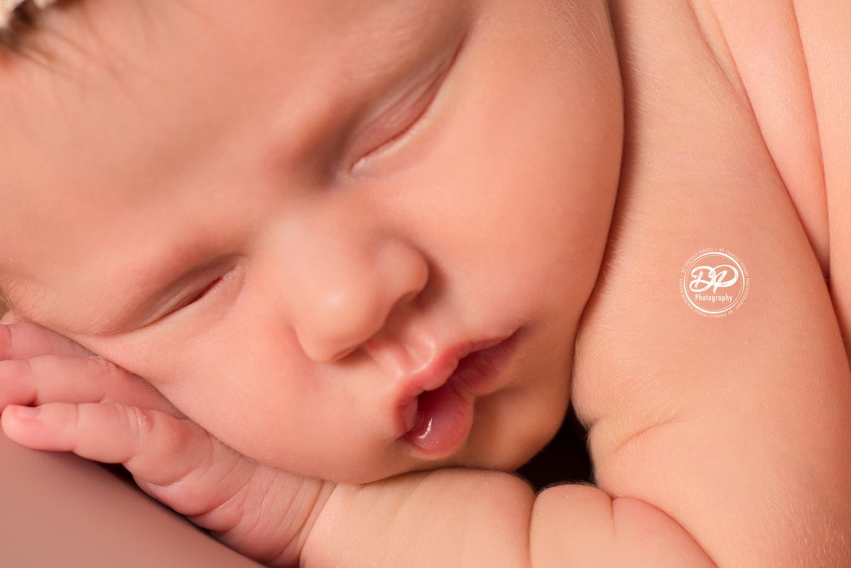 Newborn de menina executado m Bariri, foto close up no rostinho da bebê, foto macro, estúdio Danilo Pinezi Fotografia