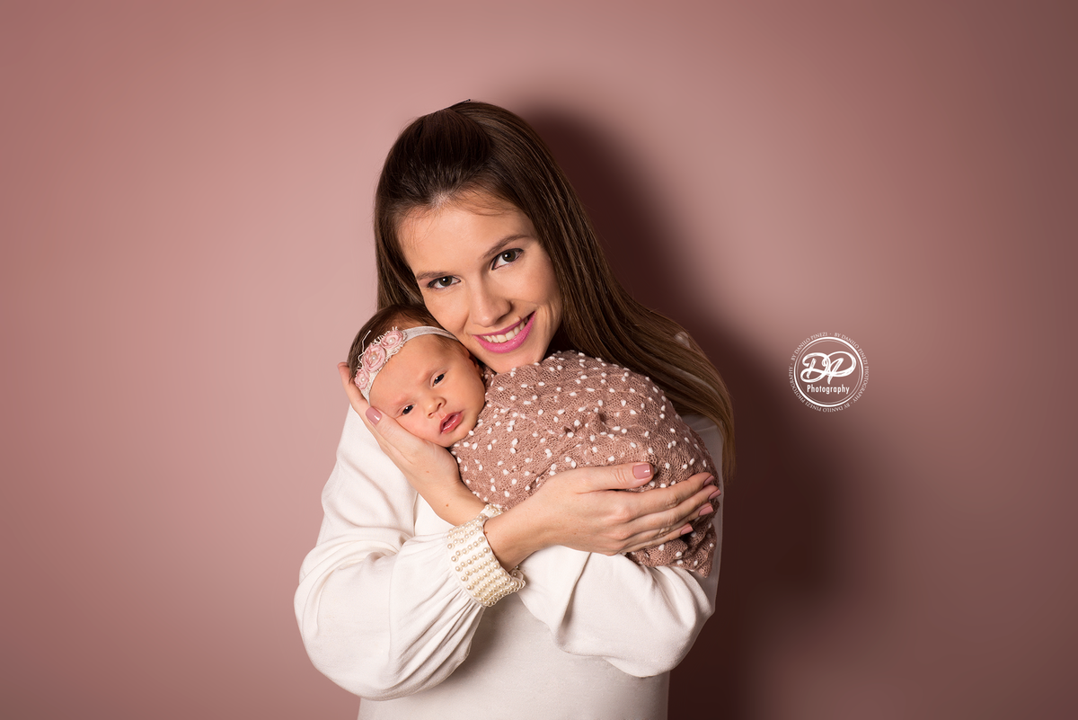Newborn de menina feito no estúdio Danilo Pinezi Fotografia, fotos de newborn em família, fotos de newborn com os pais, foto newborn com a mãe
