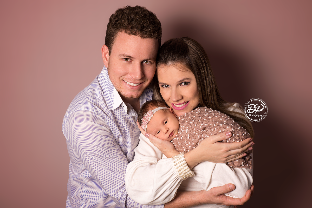 Newborn de menina feito no estúdio Danilo Pinezi Fotografia, fotos de newborn em família, fotos de newborn com os pais