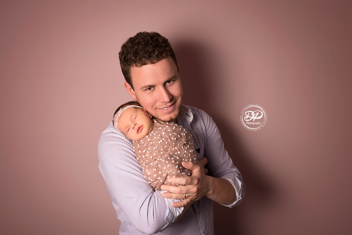 Newborn de menina feito no estúdio Danilo Pinezi Fotografia, fotos de newborn em família, fotos de newborn com os pais, foto newborn com pai