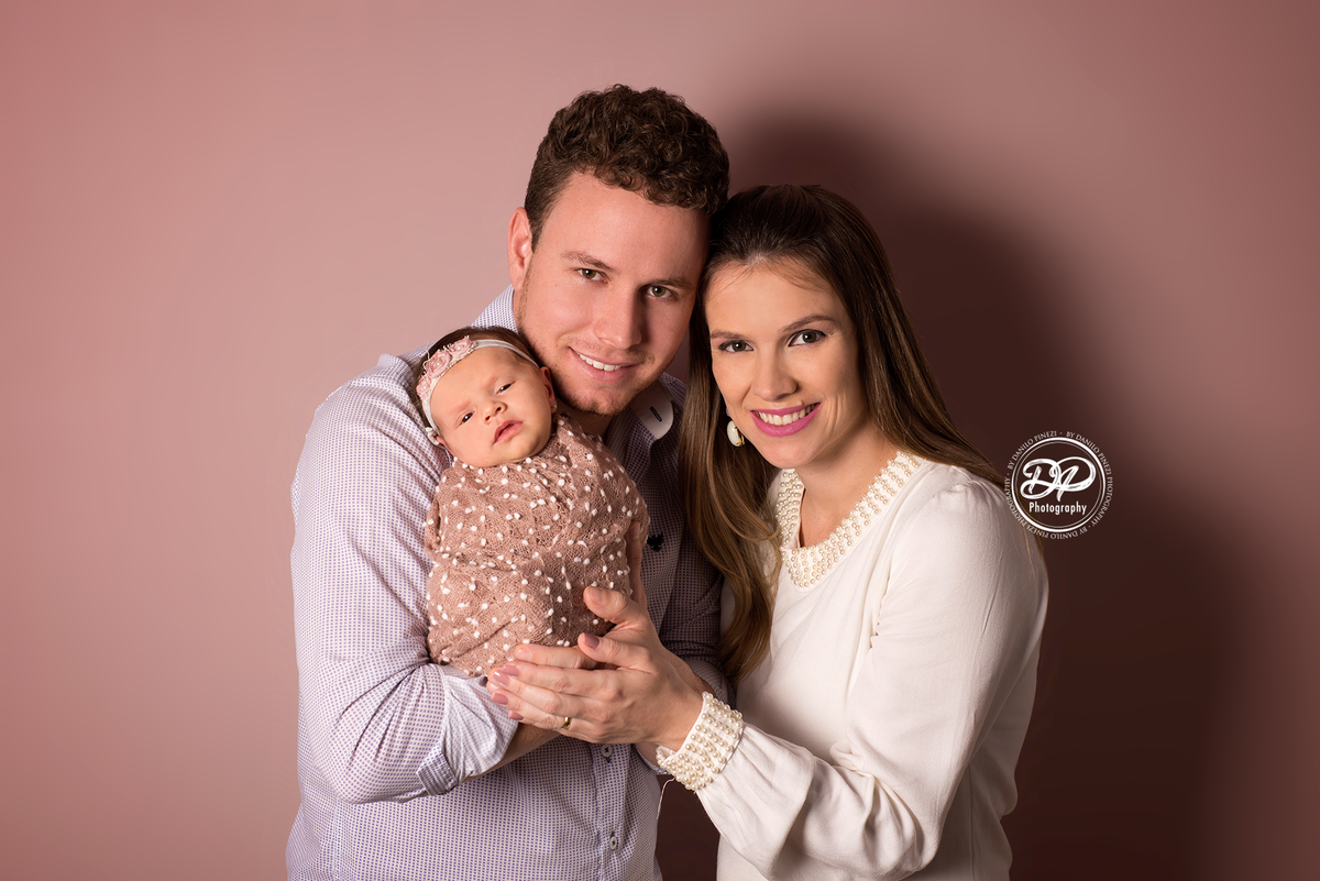 Newborn de menina feito no estúdio Danilo Pinezi Fotografia, fotos de newborn em família, fotos de newborn com os pais