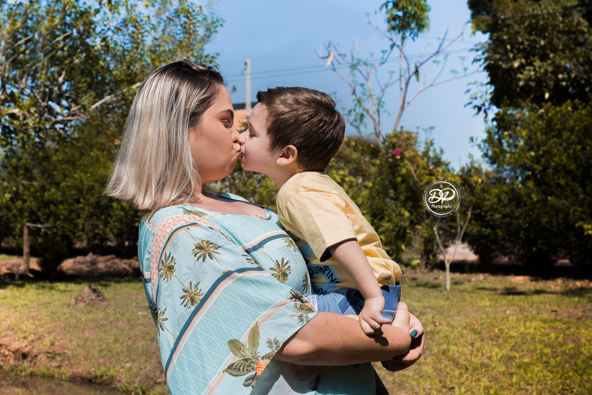 Mãe e filho se beijando em ensaio família  externo feito em bariri/ SP.