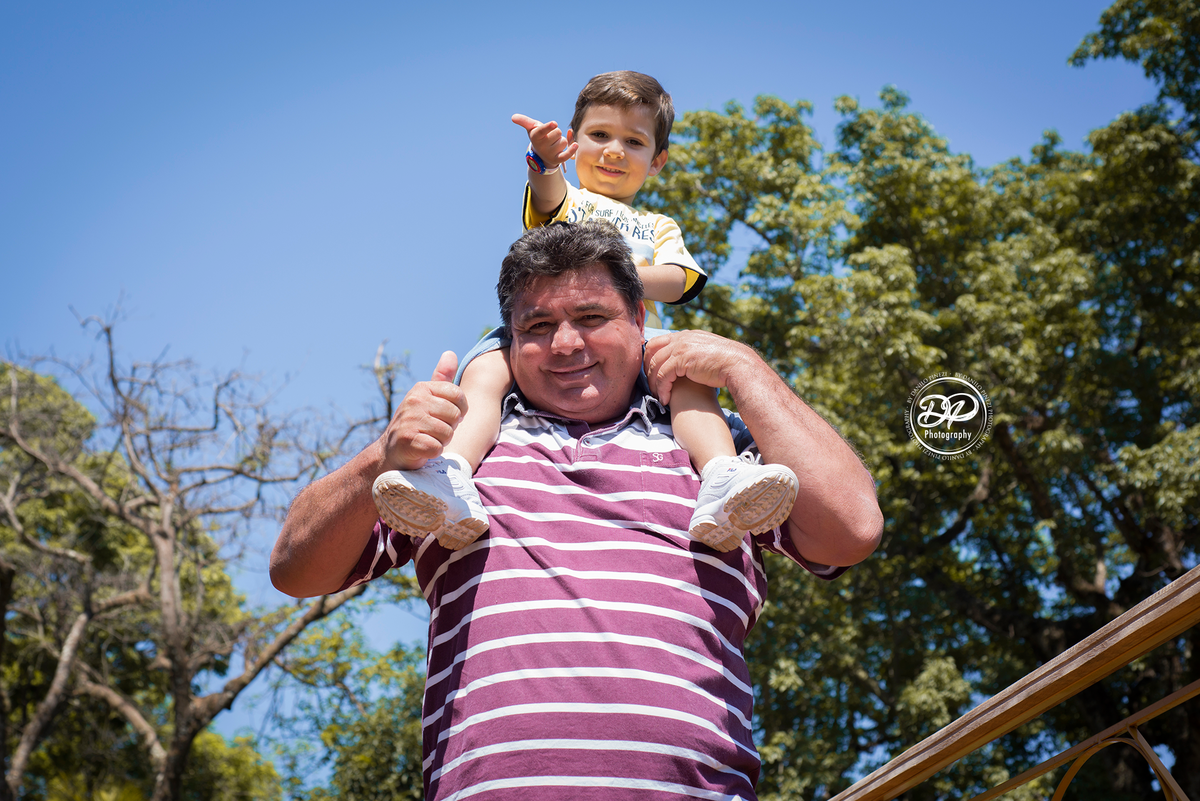 Avô com o neto nos ombros em ensaio externo família feito em Bariri SP