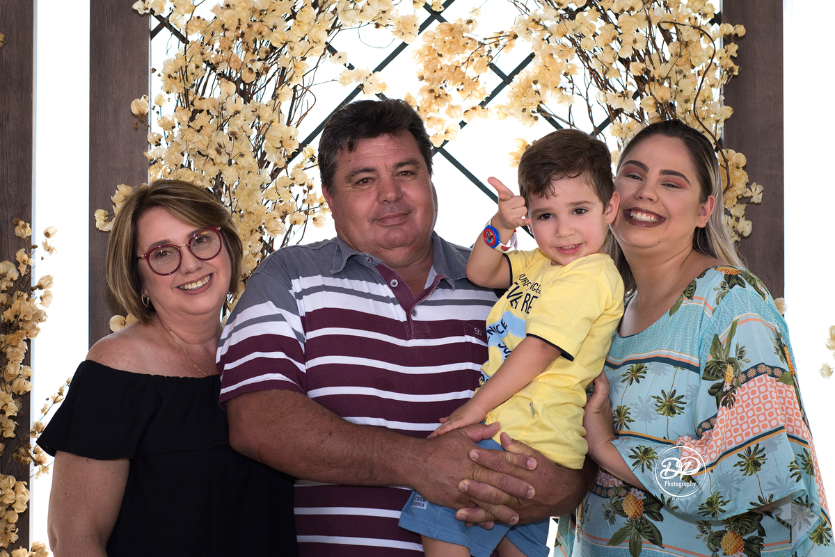foto Família com fundo de flores  em ensaio família  externo feito em bariri/ SP.