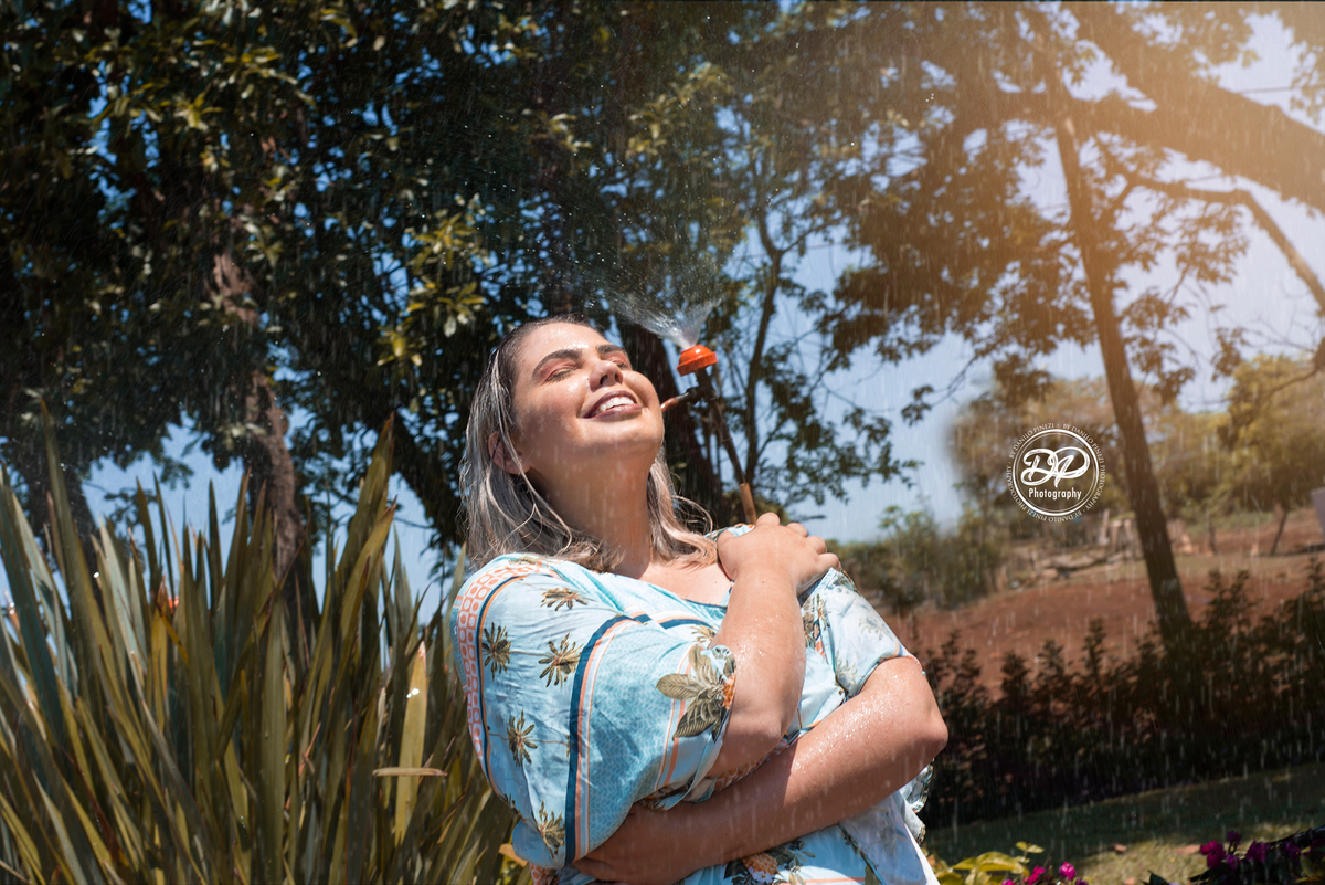 Mulher se abraçando na chuva, mulher na chuva, amor próprio. Ensaio realizado em Bariri/SP