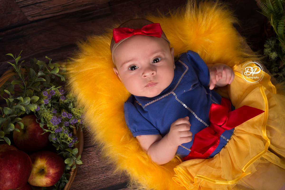 Sessão de 3 meses de bebê menina , tema Branca de Neve, deitada em gaveta rústica, adornado com folhagens e maçãs, em sessão realizada no estúdio Danilo Pinezi Fotografia. Fotos com os pais
