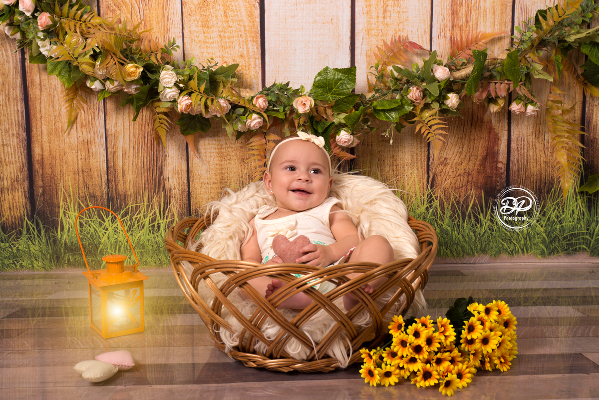 Ensaio fotográfico de Menina, Tema Jardim de Flores, feito no estúdio Danilo Pinezi Fotografia em Bariri/SP