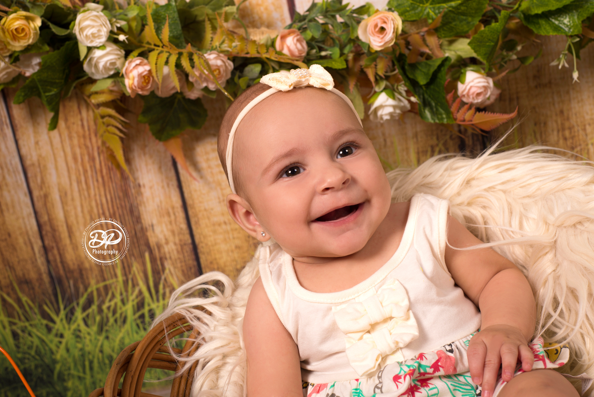 Ensaio fotográfico de Menina, Tema Jardim de Flores, feito no estúdio Danilo Pinezi Fotografia em Bariri/SP