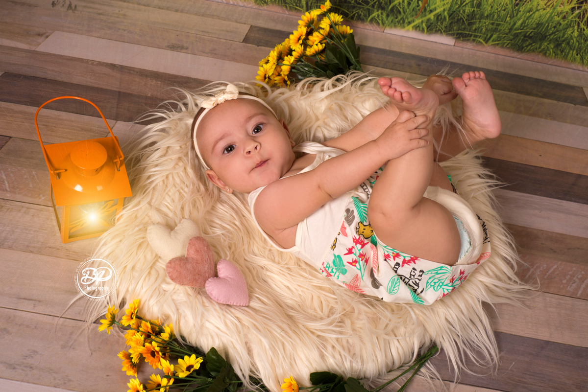 Ensaio fotográfico de Menina, Tema Jardim de Flores, feito no estúdio Danilo Pinezi Fotografia em Bariri/SP