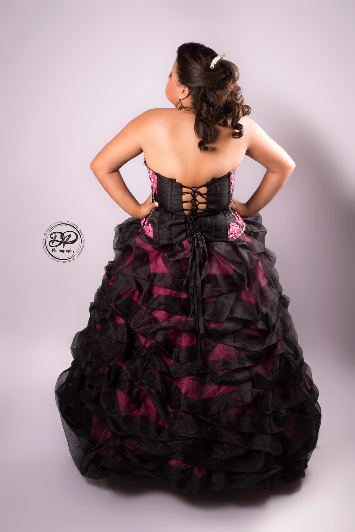 Ensaio 15 anos de menina, pré festa, com vestido de festa, coroa, feito no estúdio Danilo Pinezi Fotografia em Bariri