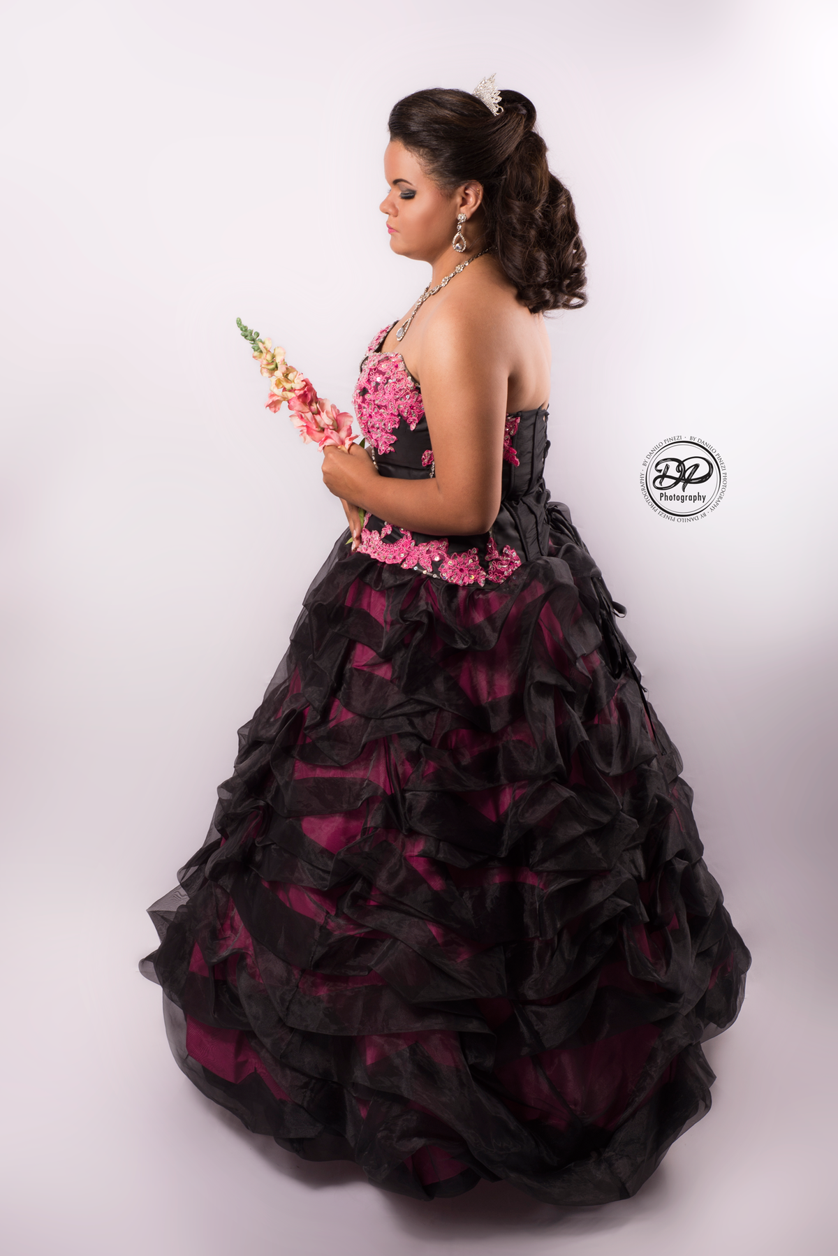 Ensaio 15 anos de menina, pré festa, com vestido de festa, coroa, feito no estúdio Danilo Pinezi Fotografia em Bariri