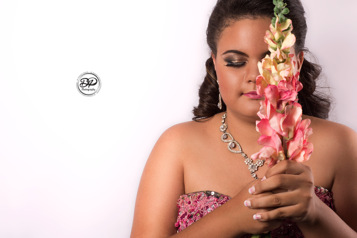 Ensaio 15 anos de menina, pré festa, com vestido de festa, coroa, feito no estúdio Danilo Pinezi Fotografia em Bariri