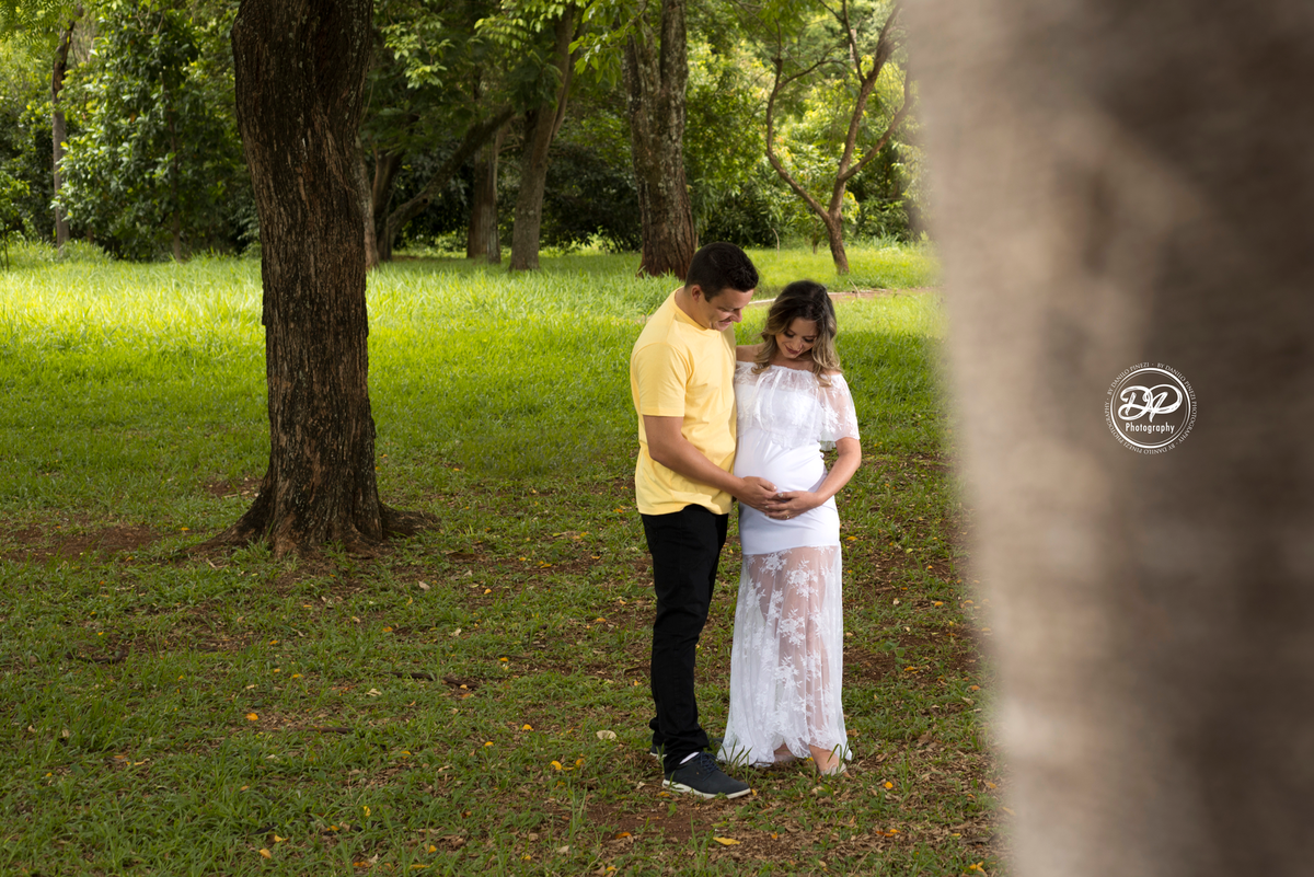 Ensaio gestante externo, gestante com vestido branco de renda, fotografia gestante casal, executado pelo fotógrafo Danilo Pinezi em Bariri/SP
