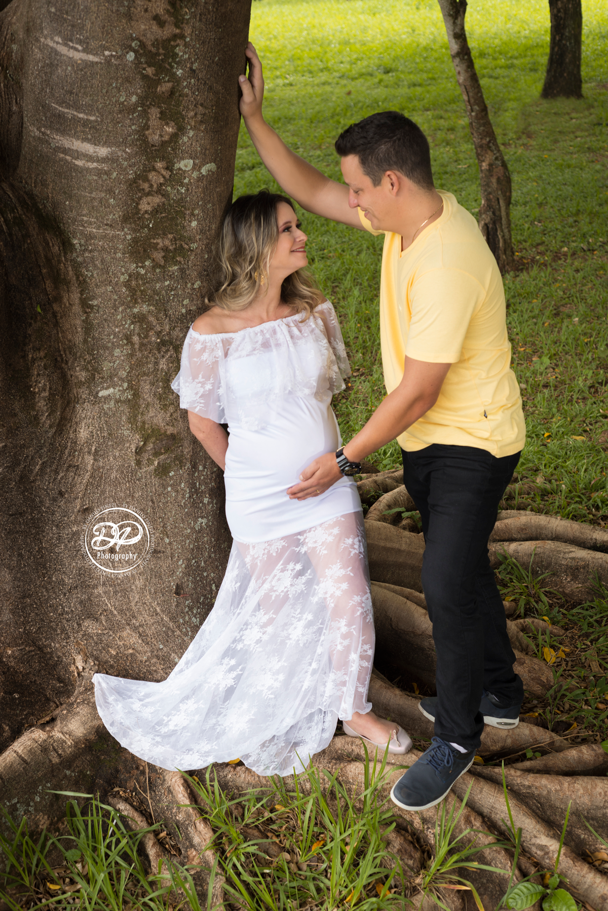 Ensaio gestante externo, gestante com vestido branco de renda, fotografia gestante casal, executado pelo fotógrafo Danilo Pinezi em Bariri/SP