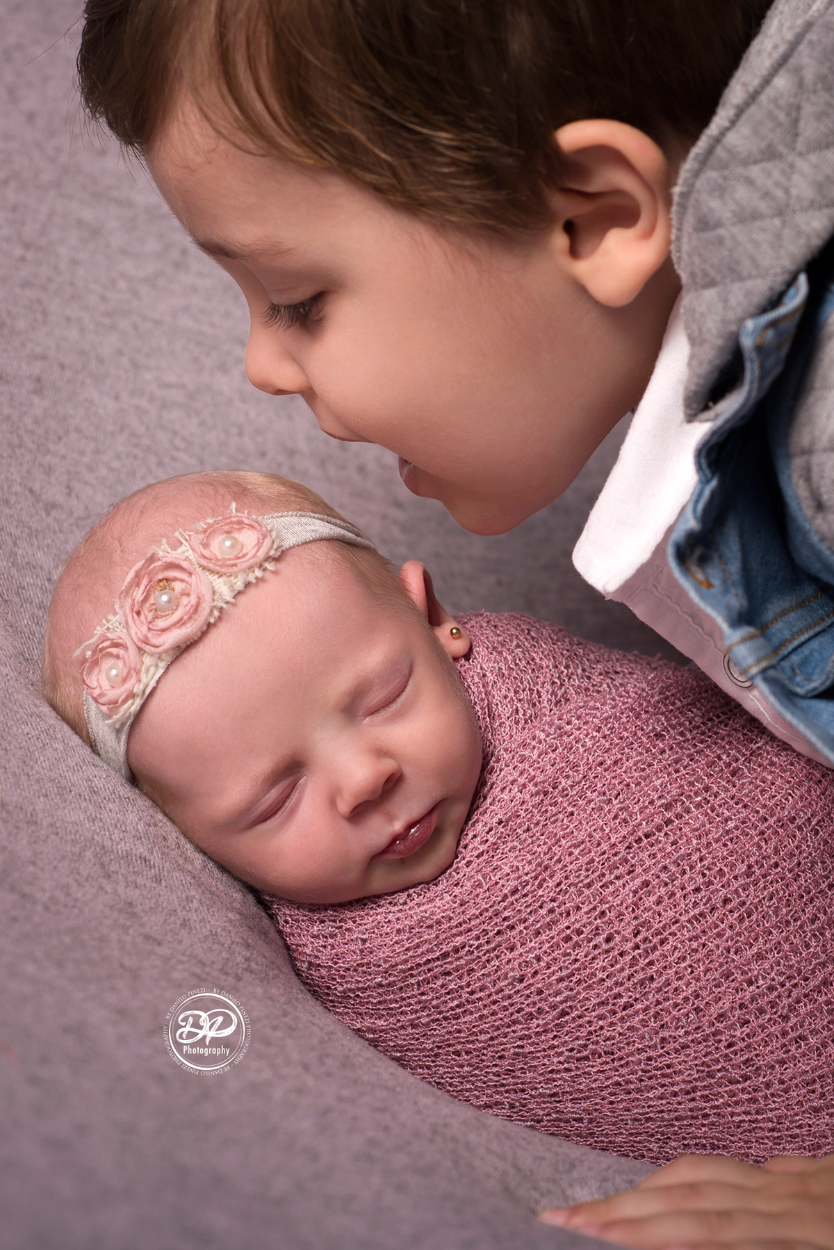 Fotografia de Família em ensaio newborn, Irmãos