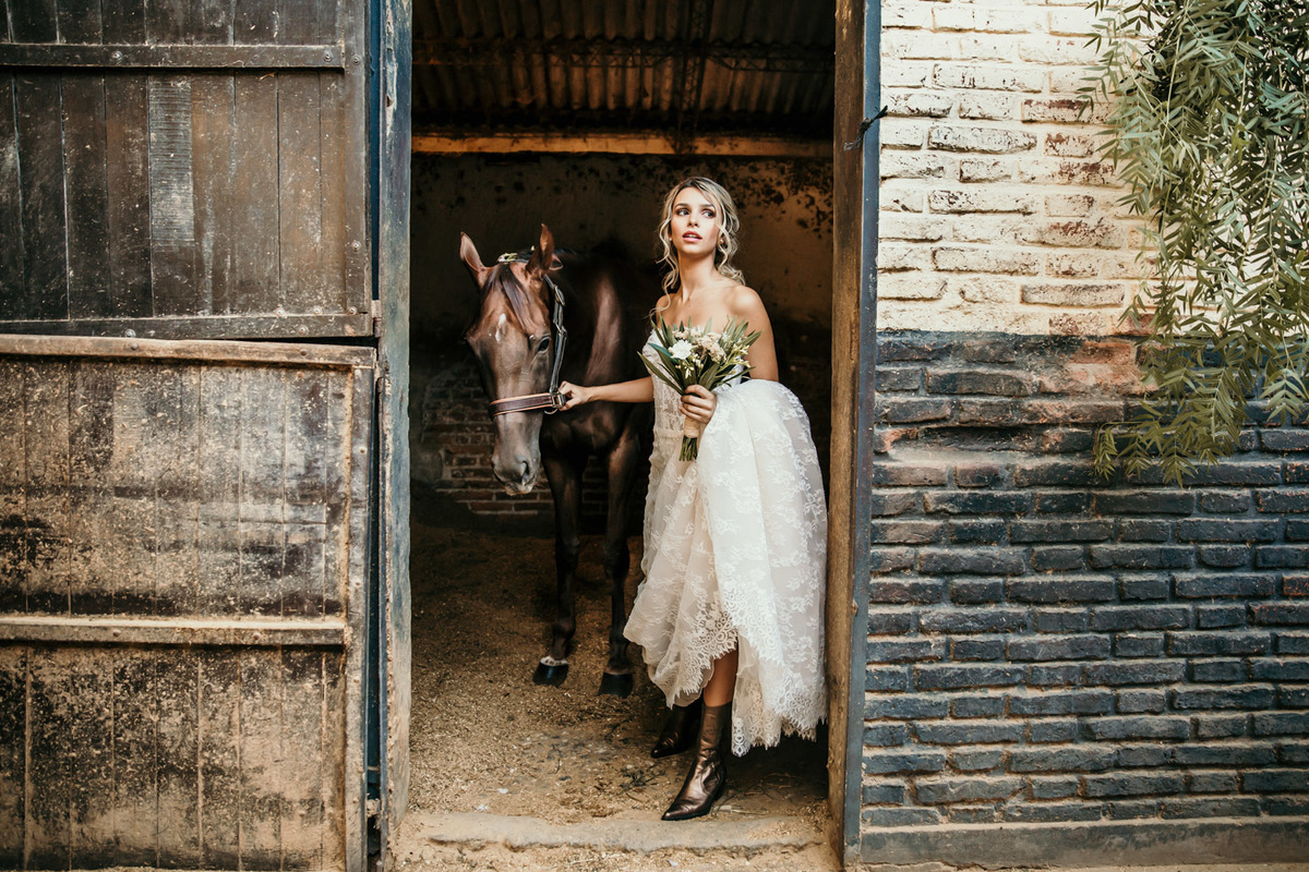 Novia, bride, vestido                     de novia. Vintage, campo argentino, caballos
