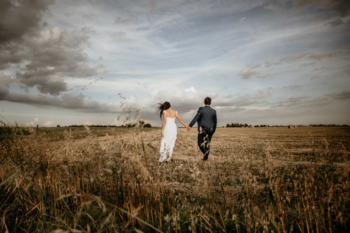 Sesión de novios. Post boda. Fotografía en el campo al atardecer. Erika Fayolle.