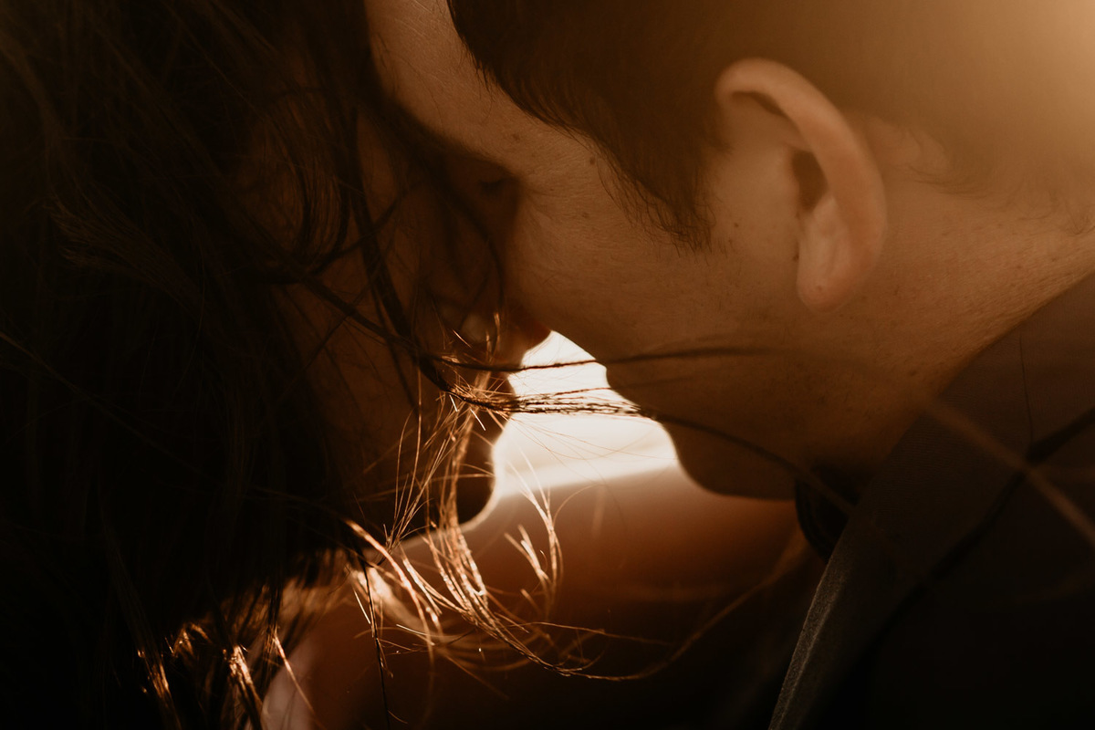 Silueta de pareja de novios en el campo. Sunset. Atardecer en post boda. Foto Erika Fayolle