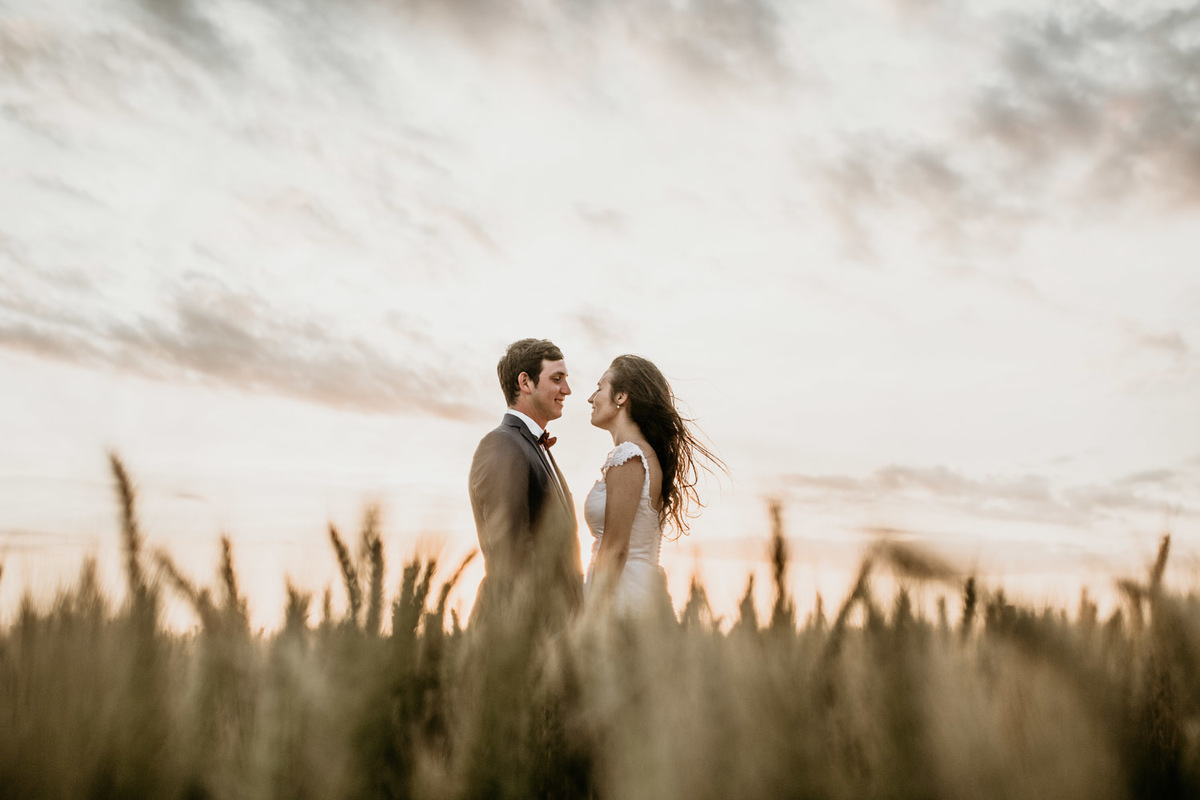 Pareja en sunset. Atardecer en el campo de trigo. Erika Fayolle.
